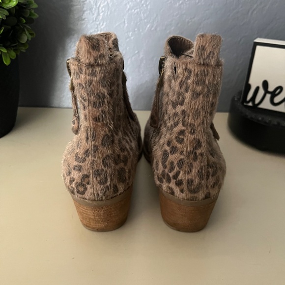 Very G‎ Twinkle 2 Leopard Print Fuzzy Faux Fur Ankle Booties - Picture 3 of 6